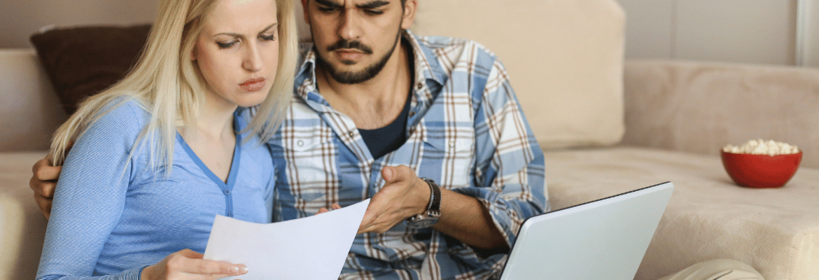 Couple regardant les papiers de garantie