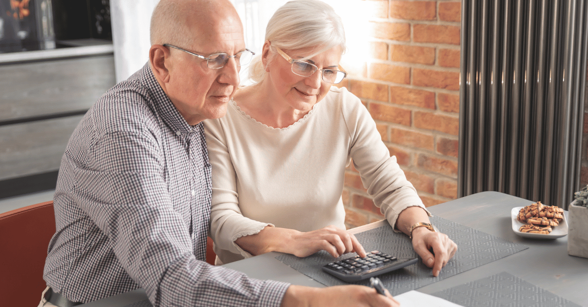 Senior dans leur maison, regard pensif, documents financiers