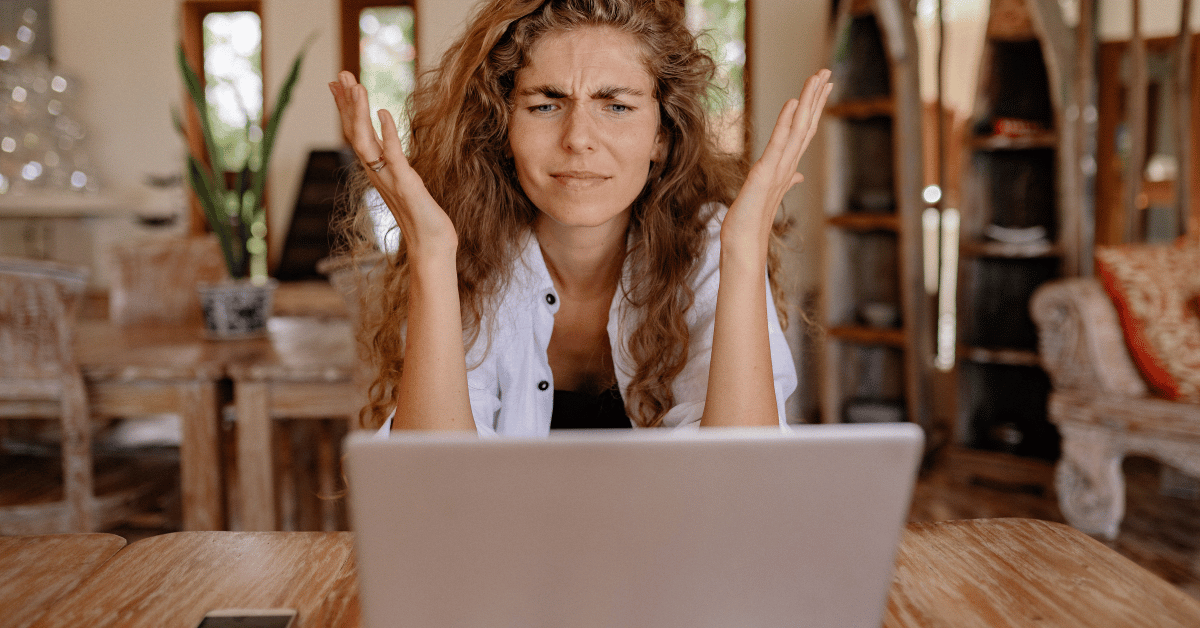 Femme agacée devant ordinateur