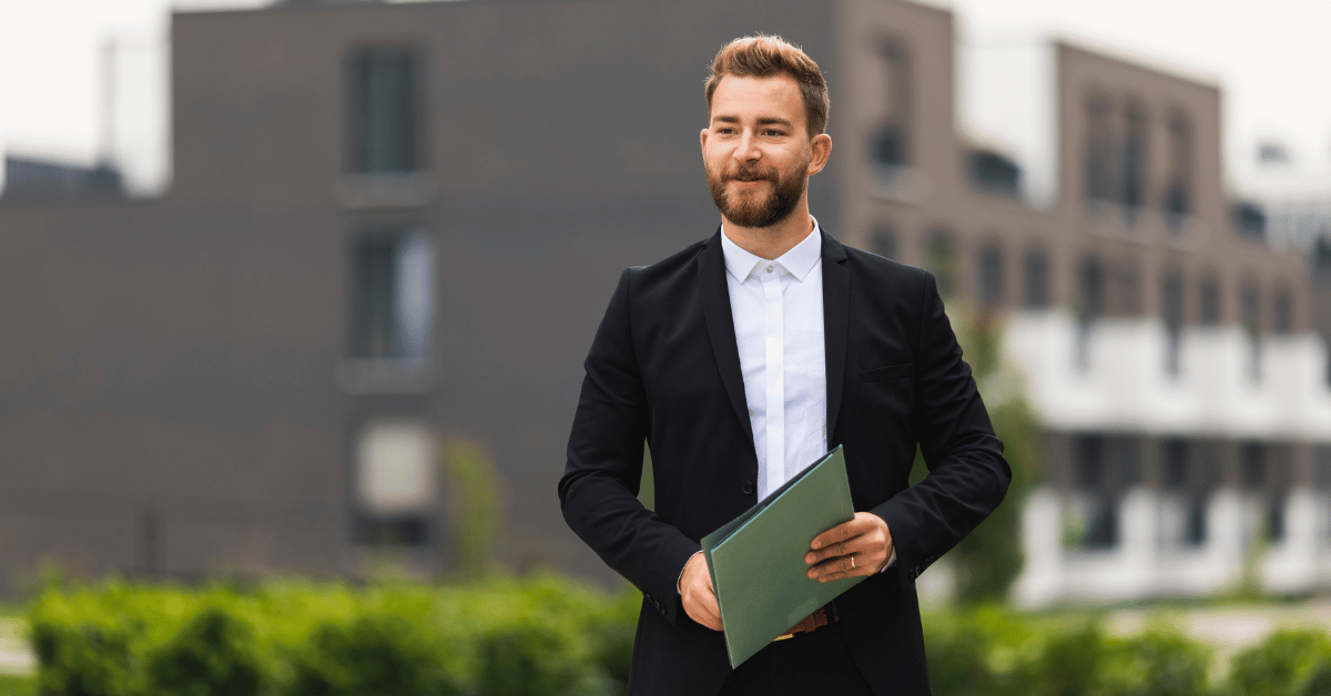 Jeune investisseur devant logement