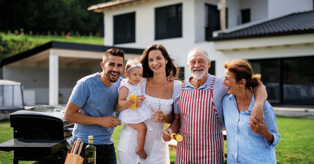Photo de famille en extérieur l'été