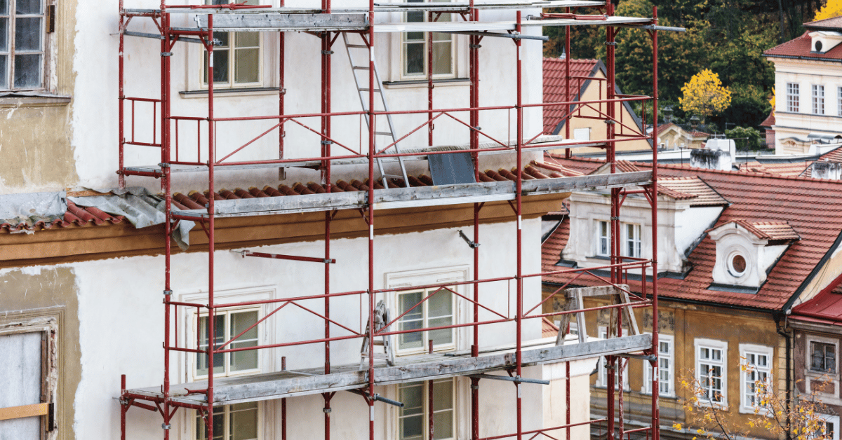 Façade d'immeuble ancien en cours de rénovation avec échafaudage