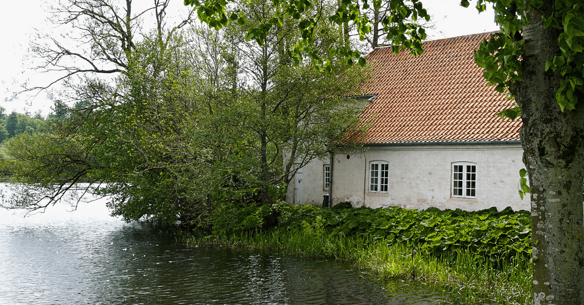 Maison au bord d'une rivière en crue