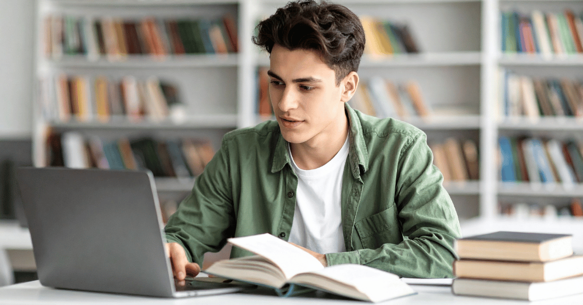 Jeune étudiant devant ordinateur