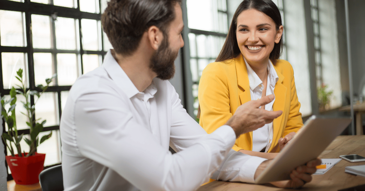 Jeune adulte seul signant un contrat immobilier