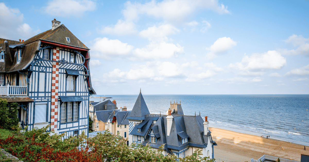 Maisons colorées en bord de mer fermées hors saison