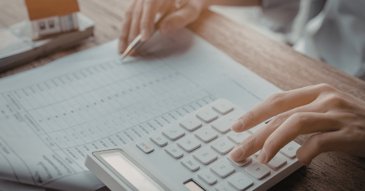 Avis d'imposition taxe foncière sur une table avec stylo