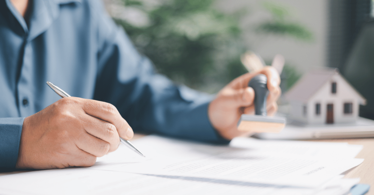 Locataire lisant un contrat de bail