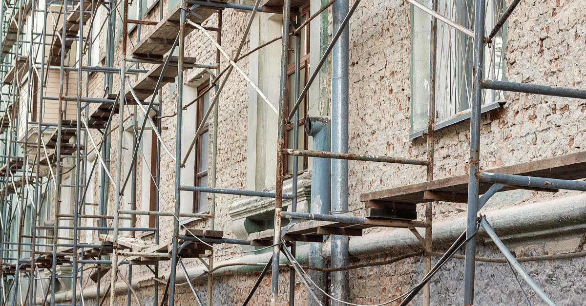 Façade d'immeuble ancien en cours de rénovation énergétique
