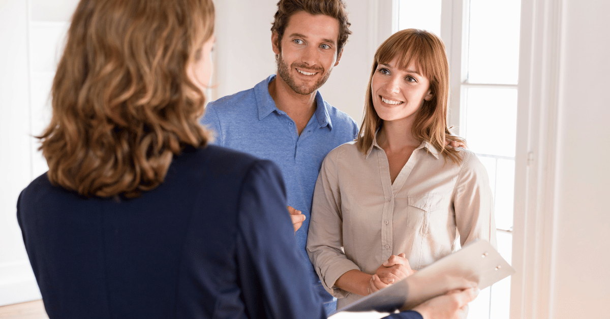 Couple avec agent immobilier visite appartement