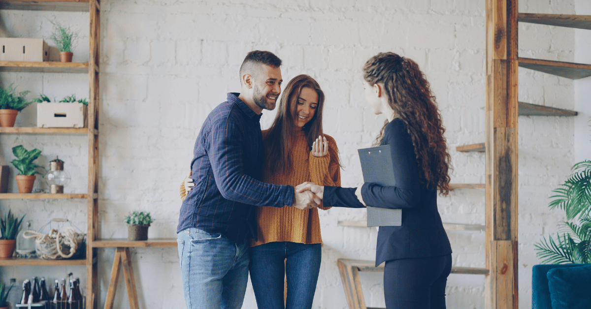Couple achat logement avec agent immobilier