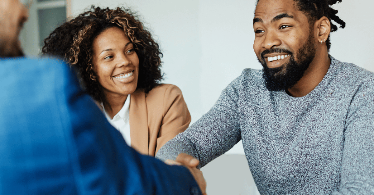 Couple signant un contrat de prêt immobilier