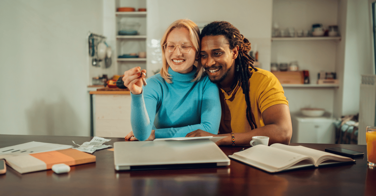 Couple avec clés appartement