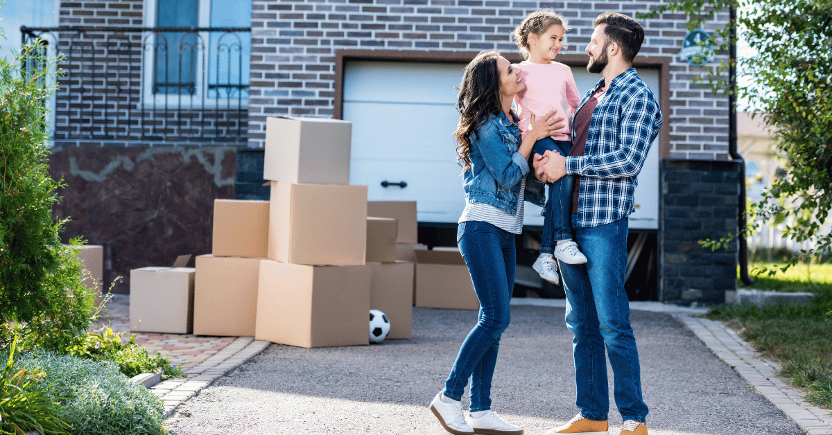 Famille qui emménage dans une maison