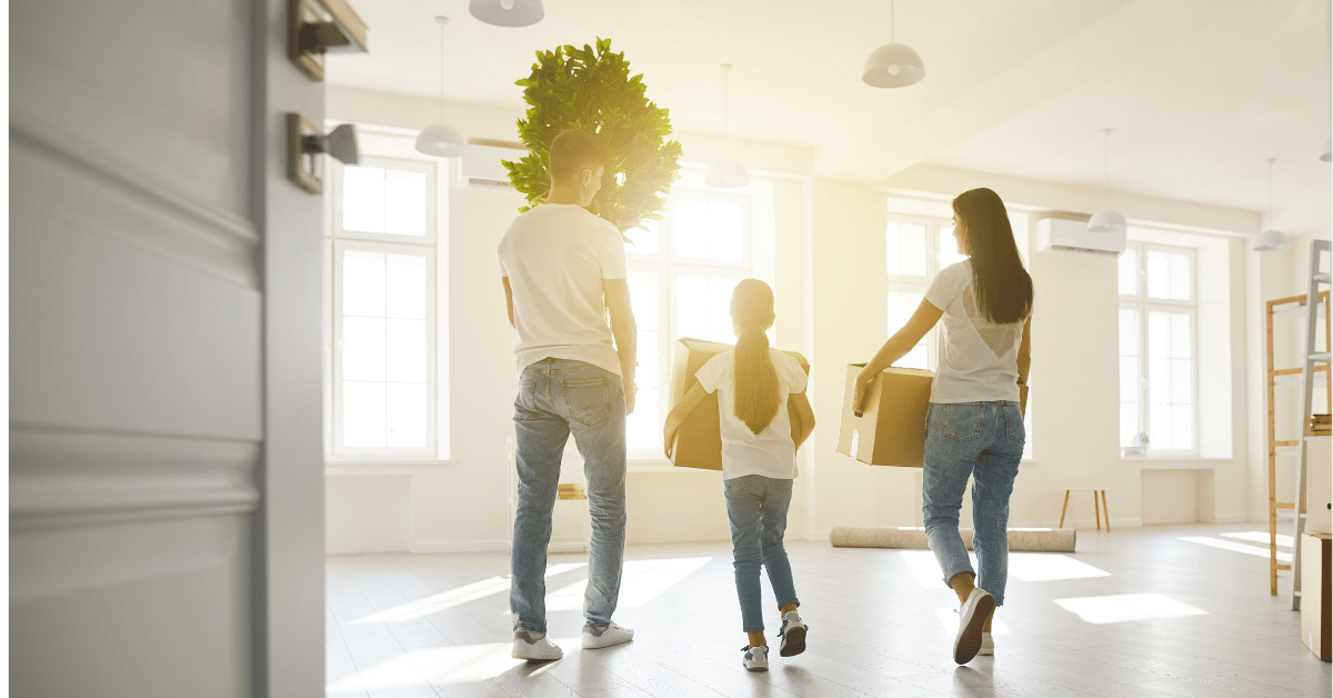 Famille de dos qui emménage dans un logement