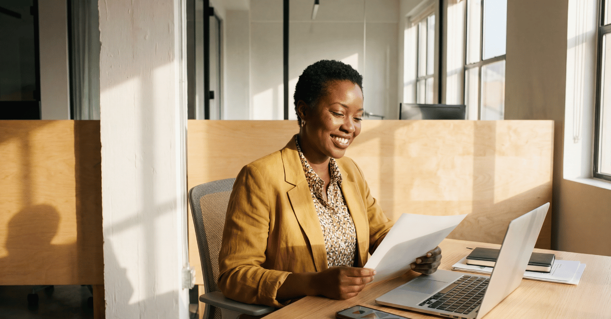 Femme examinant des documents de prêt immobilier avec conseiller bancaire