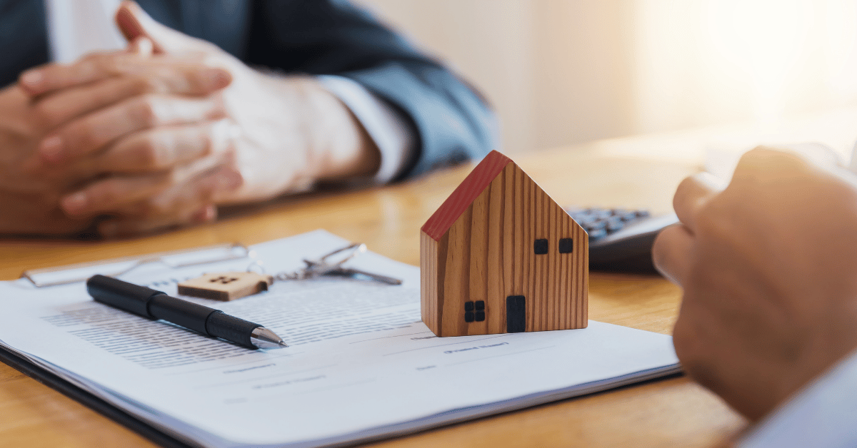 Couple signant des documents immobiliers avec agent