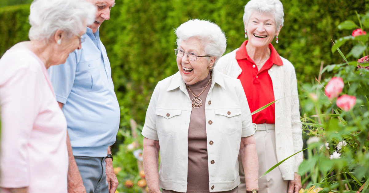 Résidence senior moderne avec jardin et seniors souriants