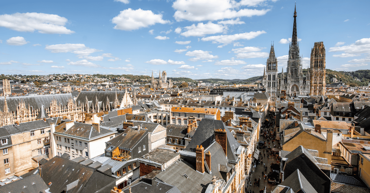 Vue aérienne de maisons et immeubles du centre de Rouen