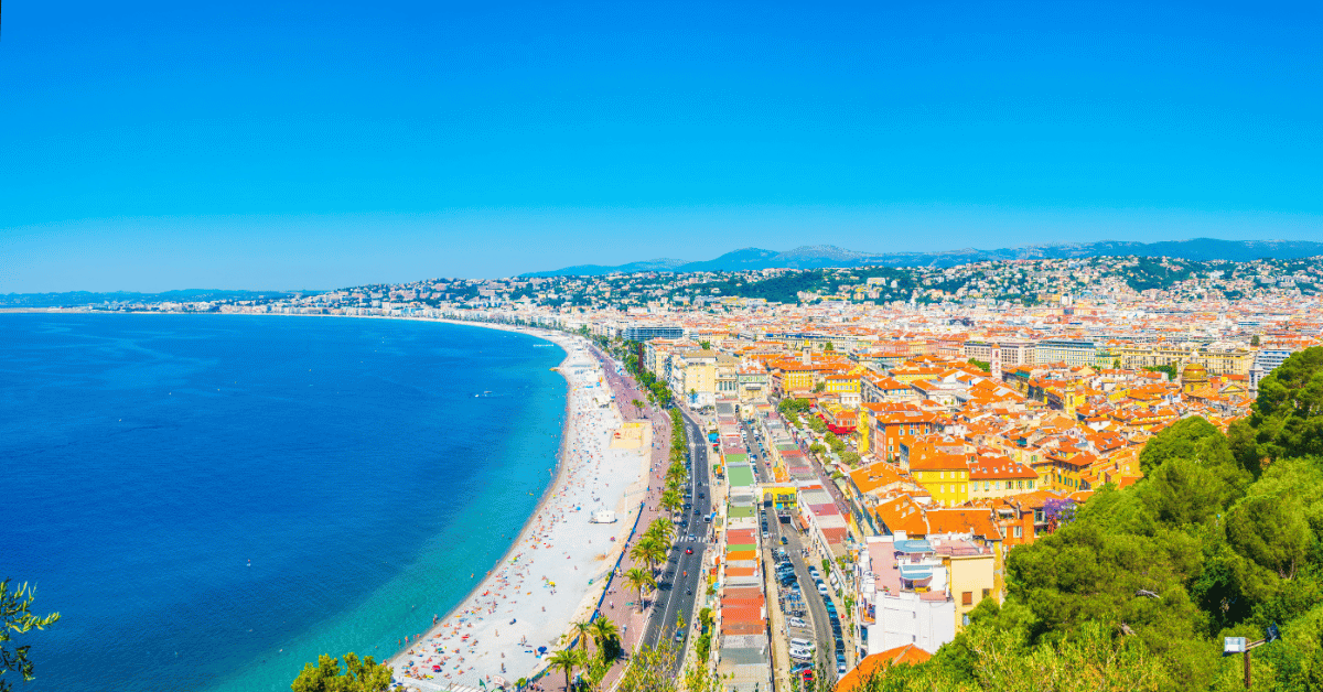 Vue aérienne de Nice avec immeubles et mer bleue