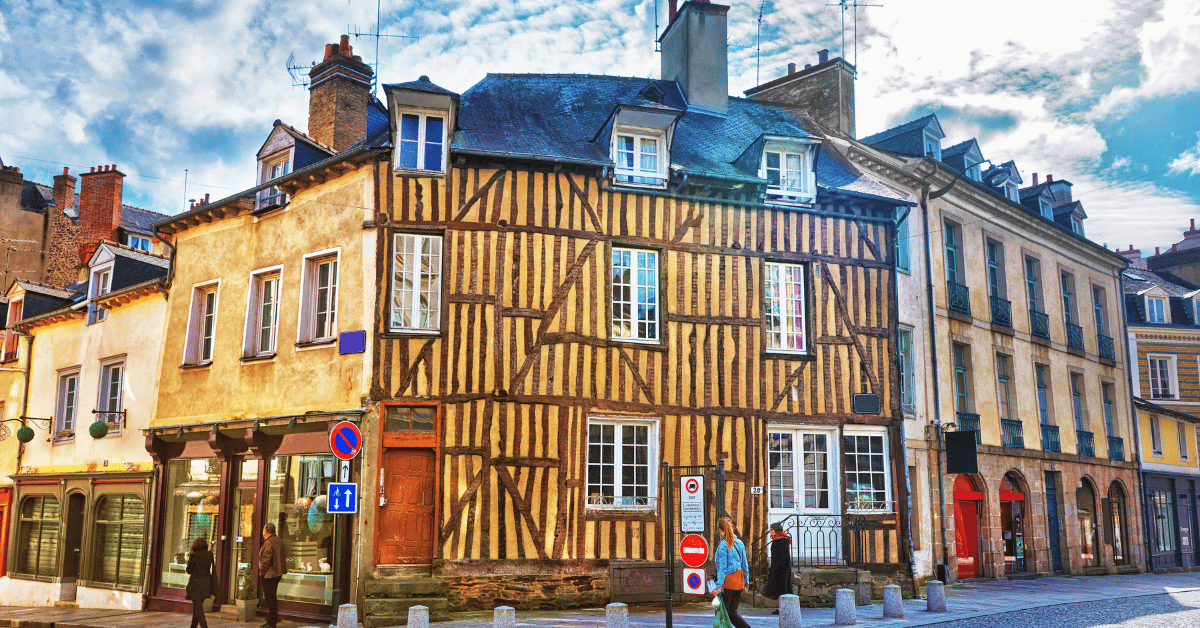 Maison française ensoleillée