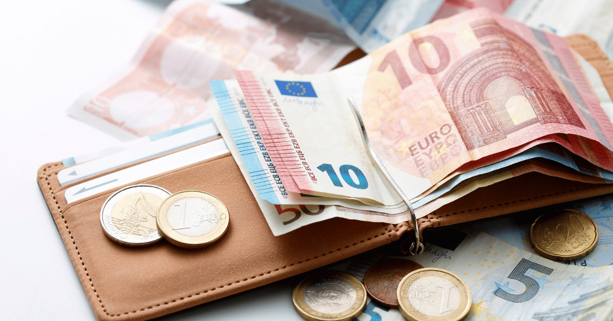 Porte monnaie ouvert avec billets et monnaie