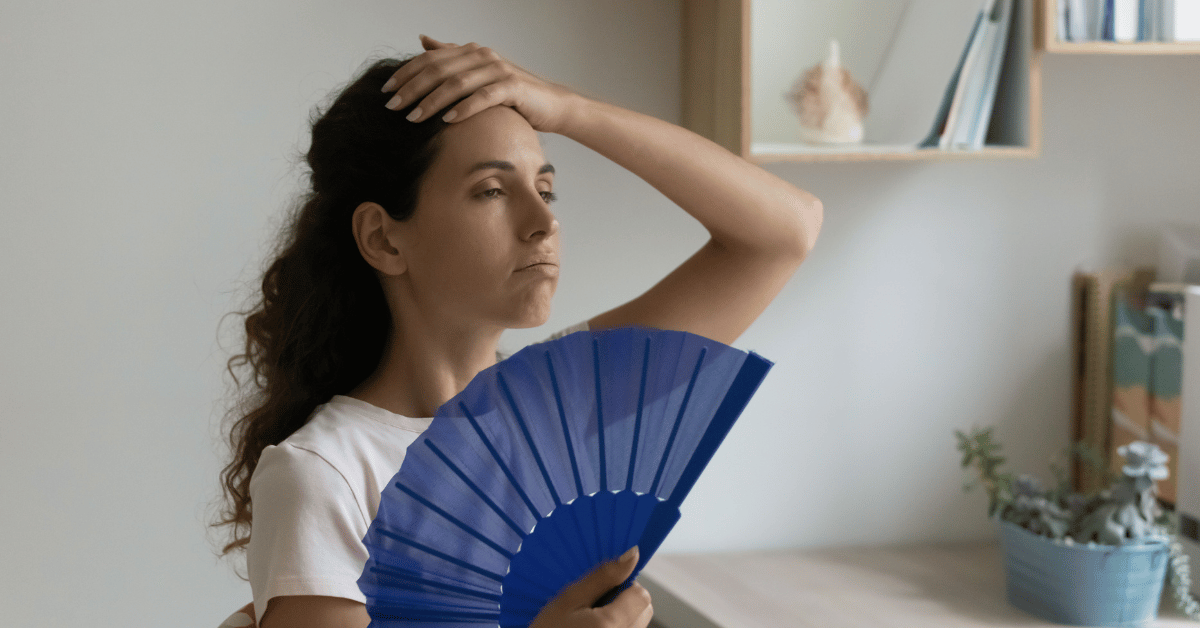 Femme souffrant de la chaleur dans son logement