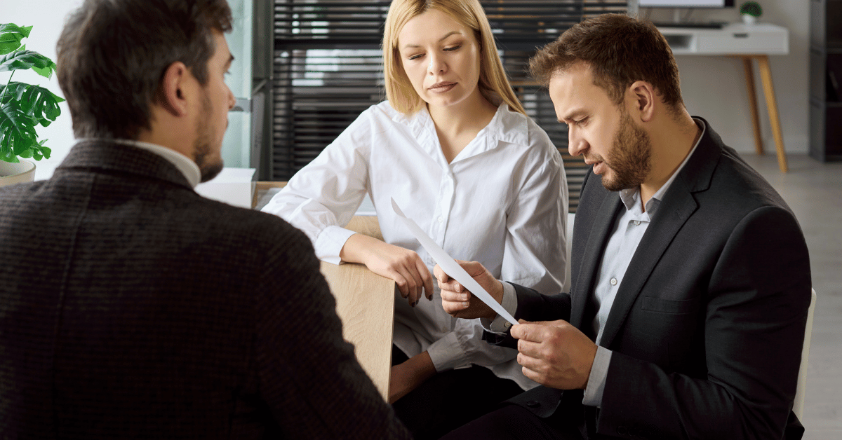 Couple stupéfait avec agent immobilier