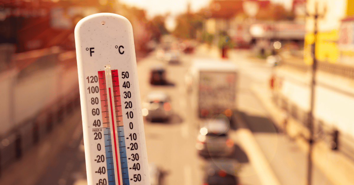 Thermomètre devant route en ville