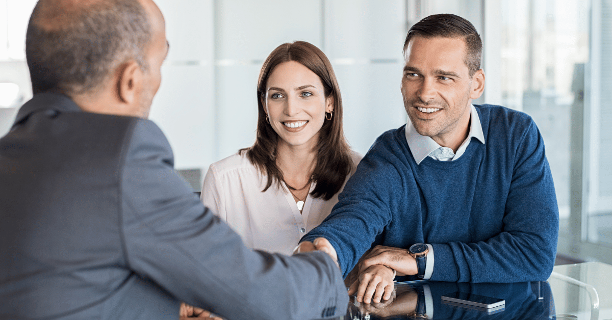 Accord entre agent immobilier et couple