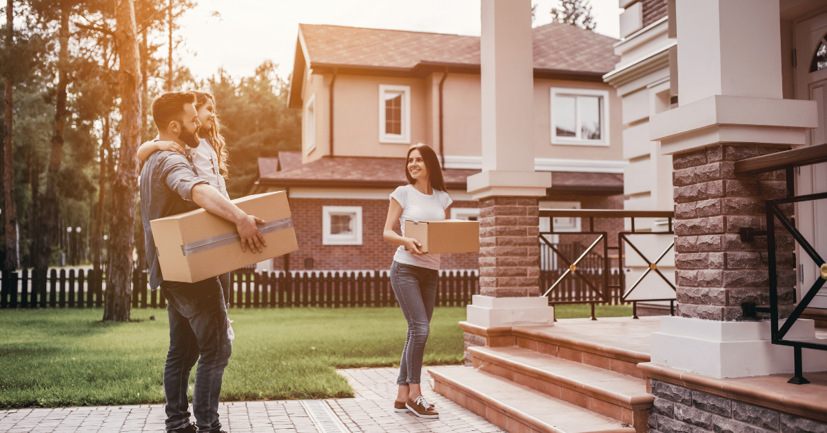 Famille qui emménage avec cartons