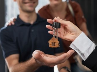 Vendre sa maison et garder son prêt immobilier : règles, conditions et solutions